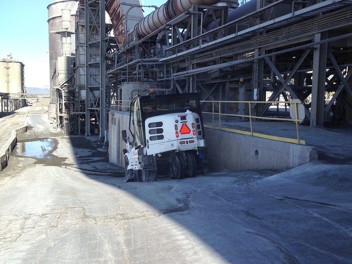 Industrial Pelican with Waterless Dust Control